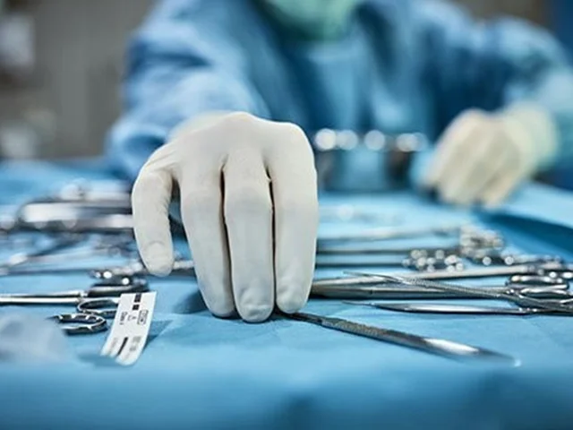 عمل جراحی شقاق با روش اسفنکتروتومی